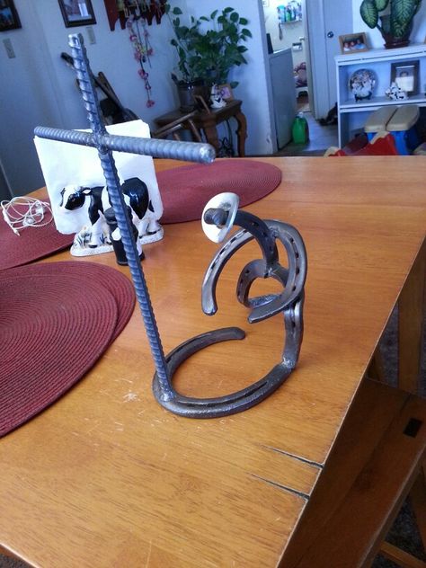 Newest one I made. Horseshoe cowboy, praying cowboy. Arte Cowboy, Art Fer, Horseshoe Crafts Projects, Cool Welding Projects, Welding Crafts, Horseshoe Projects, Western Crafts, Horseshoe Decor, Horseshoe Crafts