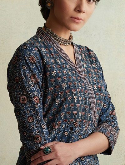 Border Suit Neck Design, Cotton Kurti With Border Design, Kalamkari Kurti Designs Latest Cotton, High Neck Designs For Suits, Latest Kurta Neck Designs Women Classy, Border Suits Designs, Ajrak Kurti Designs Latest, Border Kurti Designs Latest, Bagh Print Suits Design Latest