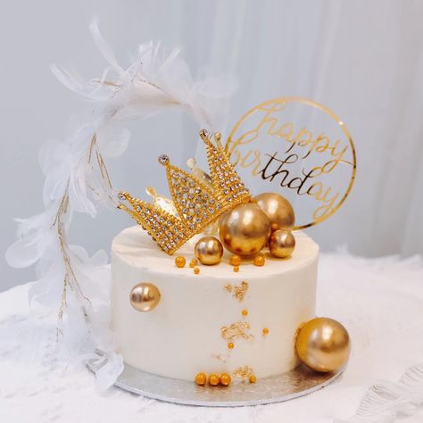 Golden Birthday Cake Ideas, Gold Crown Cake, Birthday Cake Crown, Gold Cake Decorations, Queens Birthday Cake, Golden Birthday Cakes, Alcohol Cake, Queen Cakes, Golden Cake