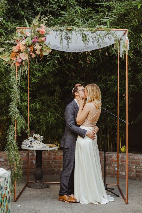 See how an interior designer Elle Gound planned and designed her wedding | 100 Layer Cake | Bloglovin’ Backyard Wedding Chuppah, Fall Wedding Chuppah, Diy Chuppah How To Build, Modern Huppah, Modern Chuppah Ideas, Boho Chuppah, Huppah Wedding Outdoor, Copper Chuppah, Simple Chuppah