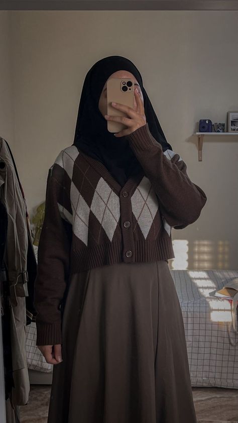 Light Academia Hijab Outfit, Hijabi Academia Aesthetic, Vintage Hijabi Outfits, Modest Sweater Outfits, Modest Dark Academia Outfit, Long Skirt Outfits Modest, Hijabi Skirt Outfits, Stylish Outfits Casual, Hijab Inspiration