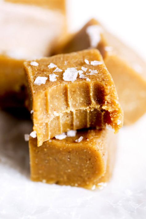 3 ingredient paleo salted caramel cashew butter fudge Fudge Healthy, Vegan Fudge Recipes, Paleo Fudge, Gluten Free Halloween Treats, Dairy Free Fudge, Caramel Cashew, Gluten Free Halloween, Easy Chocolate Fudge, Easy Fudge