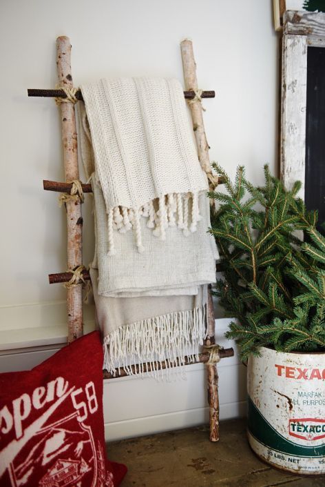 DIY Blanket ladder - See how to make this blanket ladder out of birch logs that you can find right at your craft store. So simple to make! Diy Nature Decor, Birch Tree Decor, Birch Craft, Tree Branch Decor, Birch Logs, Diy Blanket Ladder, Rustic Crafts, Blanket Ladder, Branch Decor