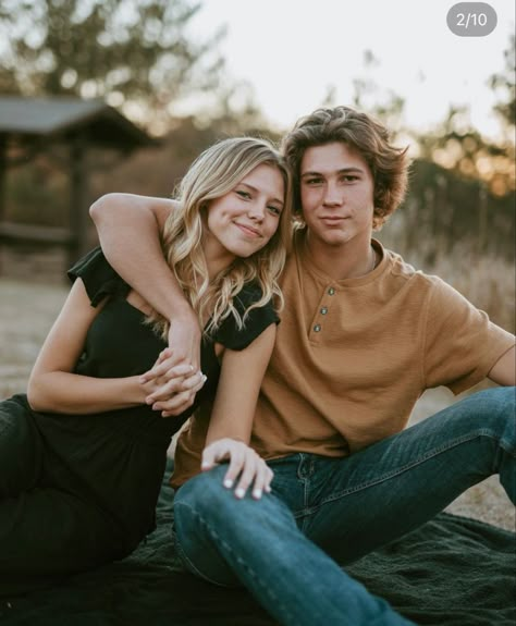 Couples Senior Pictures Boyfriends, Senior Picture Ideas With Boyfriend, Senior Boyfriend Girlfriend Pictures, High School Couples Pictures, Boyfriend And Girlfriend Senior Pictures, Senior Pictures With Boyfriend, Teenage Couple Fall Photoshoot, Girlfriend Photos, Couple Senior Pictures