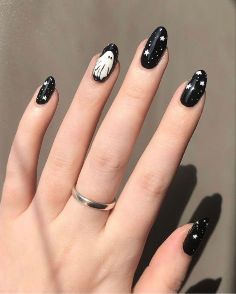 Short Dark Nails, Ghost Nails, Nice Nails, Friendly Ghost, Ghost Design, Dark Nails, Nails Nailart, Black Nails, Halloween Nails