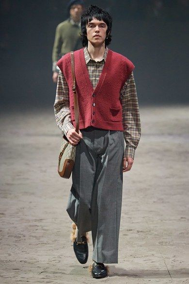 Gucci Fall 2020 Menswear collection, runway looks, beauty, models, and reviews.