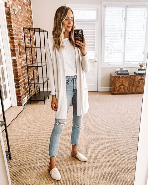 Summer Sweater Outfits, Beige Sweater Outfit, Blush Leather Jacket, White Cardigan Outfit, Long White Cardigan, Burgundy Leather Jacket, Outfit Cardigan, White Ripped Jeans, Sweater Outfits Fall