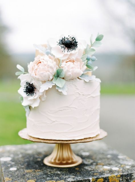 15 Ways to Dress Up Your Wedding Cake - Style Me Pretty Fake Wedding Cakes, Cake With Flowers, Small Wedding Cakes, Luxury Wedding Cake, Lace Wedding Cake, Simple Elegant Wedding, Floral Wedding Cakes, Buttercream Wedding Cake, Romantic Wedding Cake