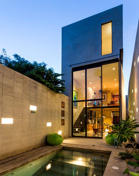 raw-house-taller-estilo-arquitectura-mexico-designboom-02 Houses In Mexico, Concrete Home, Mexican Home, Luxury Pools, Narrow House, Glass Walls, Unique House Design, Concrete House, Storey Homes