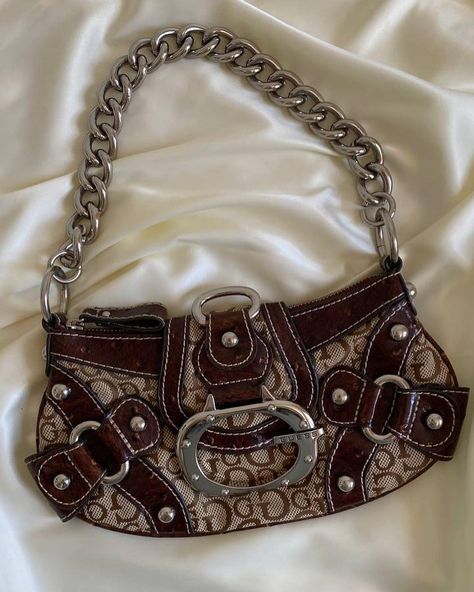 Vintage guess rare monogram brown shoulder bag with metal strap is already available for purchase 🏹 Metallic Bag Outfit, Fall Outfits Red, Vintage Prada Bag, Nails Back To School, Guess Shoulder Bag, Y2k Shoulder Bag, Bags Prada, Back To School Nails, Luxury Bags Collection