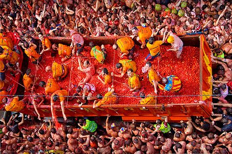 Spain’s best festivals Tomatina Festival, La Tomatina Festival, La Tomatina, Dear Zindagi, Festival Photography, Spanish Towns, Festivals Around The World, Senior Trip, Street Party