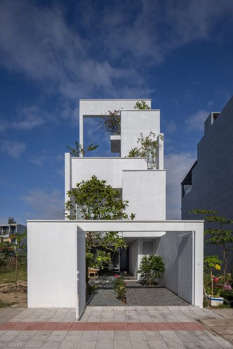 Home in Vietnam by H-H Studio incorporates stepped garden spaces Stepped Garden, Cityscape Photography, Narrow House, Young Family, Eco House, Facade Design, Garden Spaces, Family House, Landscape Architect