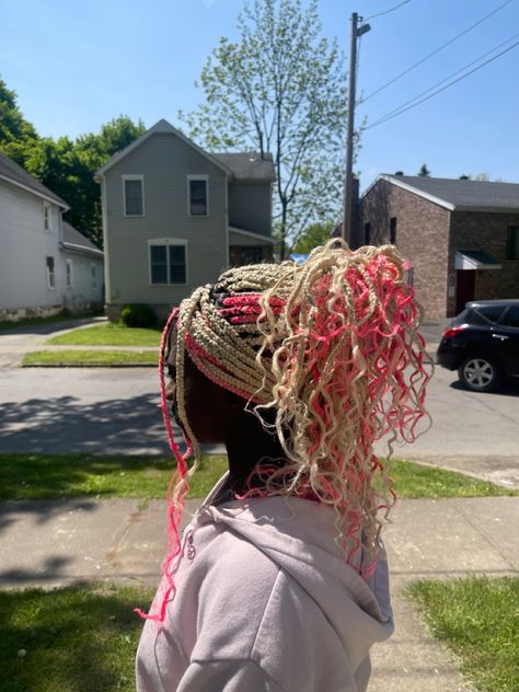 Blonde And Pink Box Braids, Braid Combos, Peek A Boo Braids, Peekaboo Locs, Bora Braids, Pink Peekaboo Hair, Afro Hairstyles Braids, Pink Box Braids, Pink Peekaboo