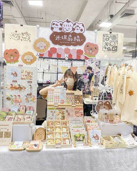 Booth Organization Display Ideas, Cute Stall Ideas, Small Market Stall Ideas, Small Business Artist, Table Booth Design, Artists Alley Display, I Will Achieve My Goals, Pop Up Market Display Ideas, Art Market Display