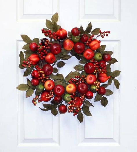 Apple Christmas Decorations, Fall Apple Wreath, Red Fall Decor, Apple Wreaths, Fall Apple Decor, Christmas Transition, Fruit Wreaths, Pomegranate Leaves, Apple Pomegranate