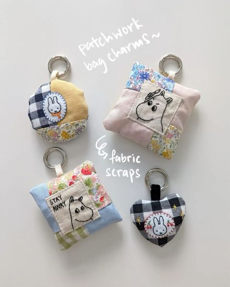 Scrap Cloth Crafts, Cute Fabric Keychain, Cute Recycling Ideas, Making Charms From Beads, Things To Make With Fabric Squares, Fabric Bag Charms Diy, Cute Handmade Crafts, Tiny Fabric Scraps Ideas, Diy With Fabric Scraps