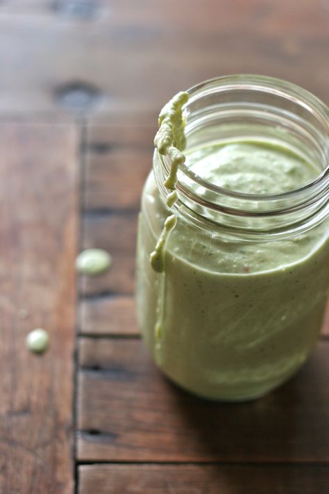 Creamy Avocado Ranch Dressing, Goddess Dressing Recipe, Green Goddess Salad Dressing, Avocado Ranch Dressing, Plats Healthy, Goddess Dressing, Avocado Ranch, Whole Roasted Cauliflower, Green Goddess Dressing