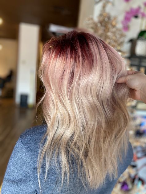 Maroon Roots Blonde Hair, Maroon Blonde Hair, Blonde With Red Roots, Blonde Hair Red Roots, Red Roots Blonde Hair Balayage, Red Shadow Root Blonde, Maroon And Blonde Hair, Blonde With Burgundy Underneath, Red Roots Blonde Hair