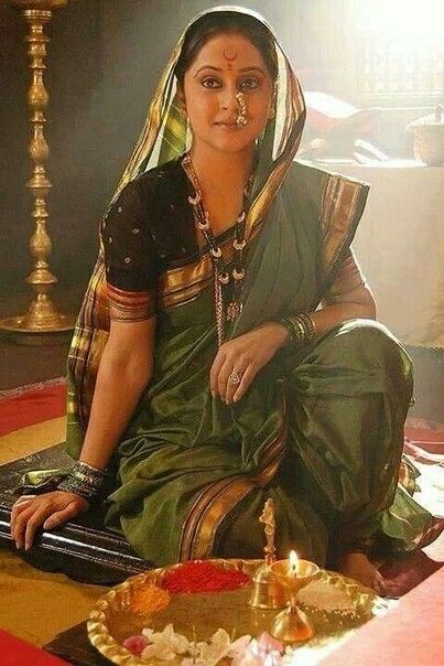 Indian Women Painting, Nauvari Saree, Indian Photoshoot, Indian Paintings, Indian Art Paintings, Photography Women, Rare Photos, Woman Painting, India Beauty