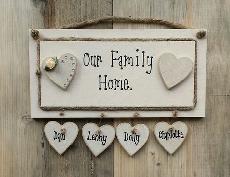 Family home plaque Pottery Idea, Pasta Das, Clay Wall Hanging, Family Plaque, Diy Air Dry Clay, Hand Lettering Alphabet, Clay Crafts Air Dry, Ceramics Ideas, Clay Wall