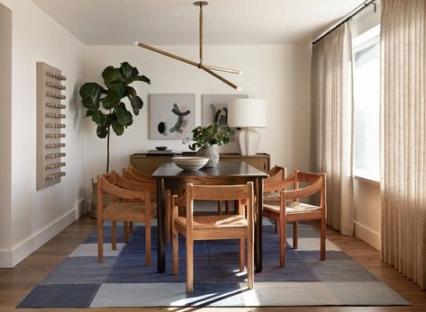 The Wood Style We Didn't See Coming - Chunky, Knotty Pine Furniture Is Back (Or Is It?) - Emily Henderson Heidi Caillier Design, Heidi Caillier, Kitchen Diners, Dining Room Trends, Small Dining Room Ideas, Farmhouse Dining Room Ideas, Dining Room Design Modern, Small Dining Room, Stylish Dining Room