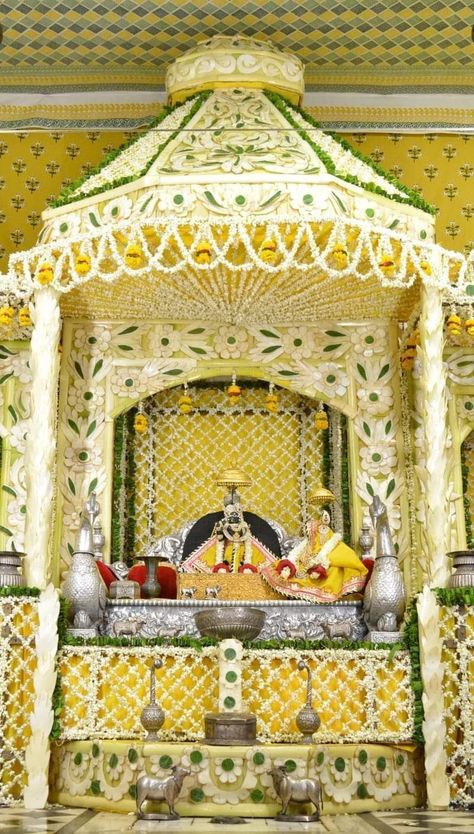 Radha Raman Ji Vrindavan, Radha Raman Ji, Radha Raman, Church Altar Decorations, Altar Design, Ganpati Decoration Design, Art Decor Diy, Radha Krishna Art, Altar Decorations