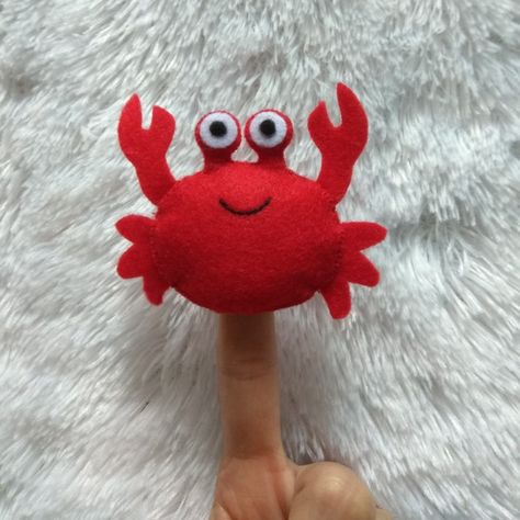 Crab finger puppet Crab Puppet, Felt Crab, Crab Crafts, Animal Hand Puppets, Finger Puppet Patterns, Felt Puppets, Felt Fish, Red Crab, All Crafts