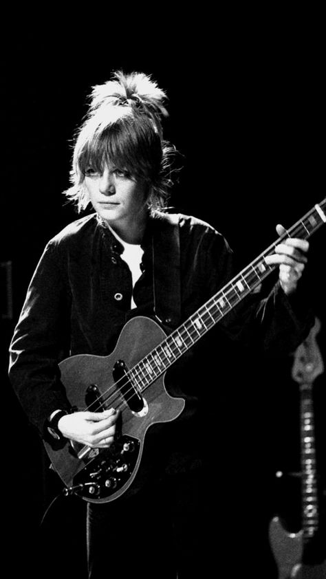 TINA WEYMOUTH Tina Weymouth, The Talking Heads, Rock And Roll Girl, Bass Guitar Lessons, Women Of Rock, Guitar Girl, Music Pics, Female Guitarist, Talking Heads