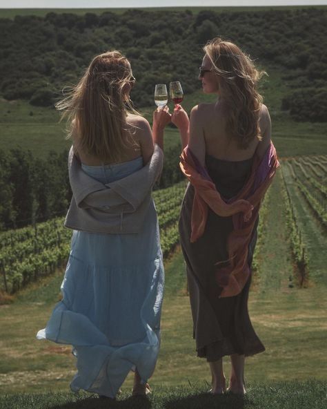 Summer, sunshine and a vineyard. A vineyard near the sea. What could be more wonderful? 📍@rathfinnyestate #englandlove #englishvineyard #uktravel #visitsussex Staglin Family Vineyard, Vineyard Astethic, Fall Winery Aesthetic, California Vineyard Aesthetic, Vineyard Photoshoot Friends, Italian Vineyard Aesthetic, Vineyard Photoshoot Ideas, Winery Aesthetic Photos, Irish Woman Aesthetic