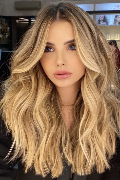 Warm Blonde Hair Color, Dark Roots Hair, Golden Blonde Hair Color, Hair Shade, Warm Blonde Hair, Dark Auburn Hair, Beige Blonde Hair, Blonde Hair With Roots, Warm Hair Color