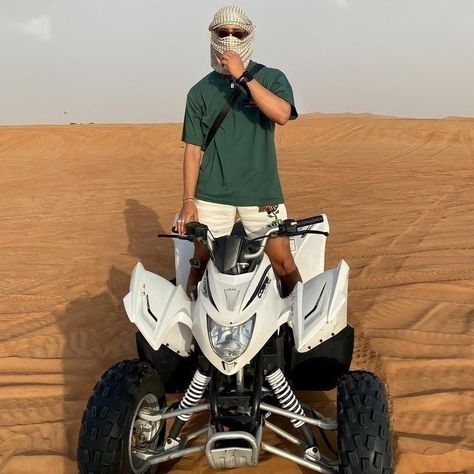 Desert Outfit Men, Sahara Desert Outfit, Dubai Desert Outfit, Desert Aesthetic Fashion, Egypt Clothing, Dubai Outfits Ideas, Egypt Outfits, Dubai Outfit, Desert Outfit