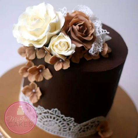 Yum, must make this chocolate cake! Ganache Buttercream, Super Torte, Chocolate Ganache Recipe, Ganache Cake, White Chocolate Ganache, Chocolate Decorations, Beautiful Pics, Gorgeous Cakes, Cake Decorating Tutorials