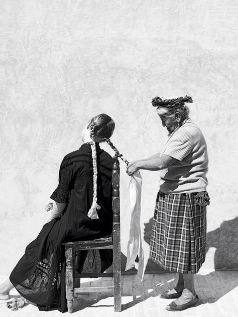 Isabel, a founding member of the Vida Nueva Weaving Cooperative, braiding Jessica Chrastil’s hair. 17th Century Art, Group Of Women, Luxor Egypt, Women Entrepreneurs, Mexican Culture, Mexican Art, Mexican Folk Art, Local Artisans, Mecca