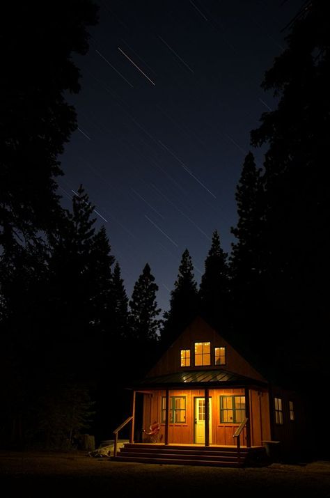 Cabin In The Woods At Night, Shed In The Woods, Cabin At Night, Cabin Night, House At Night, Zen Zone, Good Wine, Bushcraft Camping, Tiny Cottage