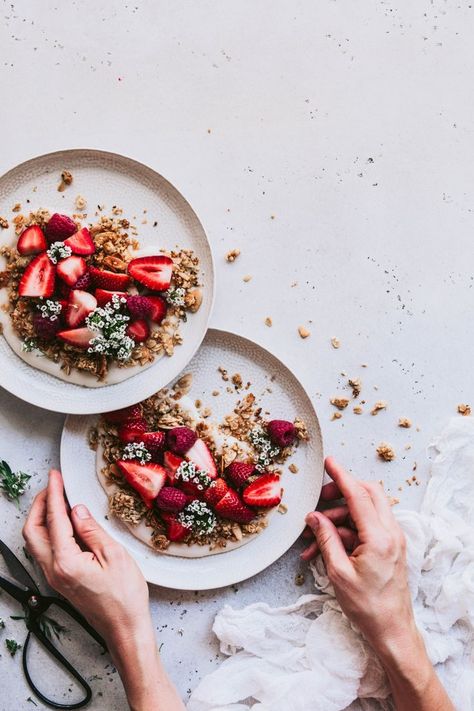 Toasted Granola, Spring Breakfast, Yogurt Granola, Granola Parfait, Breakfast Photography, Food Photography Inspiration, Food Photography Tips, Hemp Seed, Granola Recipes