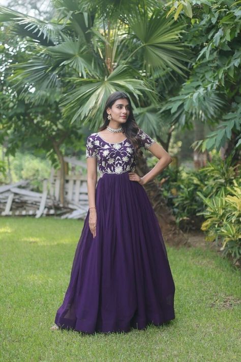 Purple Lehenga, Bridal Gallery, Pakistani Suit, Salwar Dress, Dress Salwar Kameez, Pakistani Salwar Kameez, Bollywood Wedding, Indian Dress, Trendy Fall Outfits