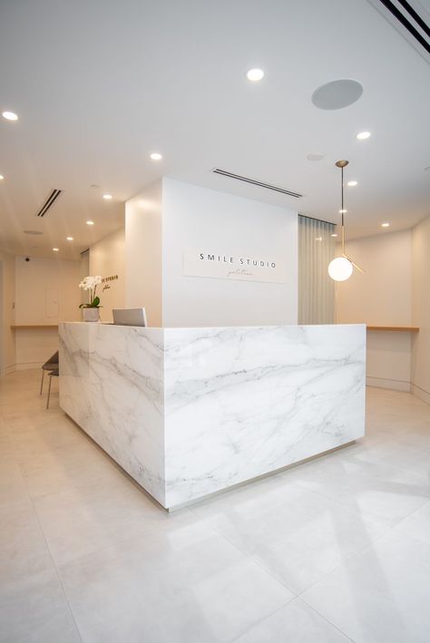 Calacatta Lincoln Marble reception desk Calacatta Lincoln, Dental Reception, Salon Reception Desk, Dental Office Design Interiors, Marble Desk, Reception Desk Design, Monochrome Interior, Clinic Interior Design, How To Install Countertops