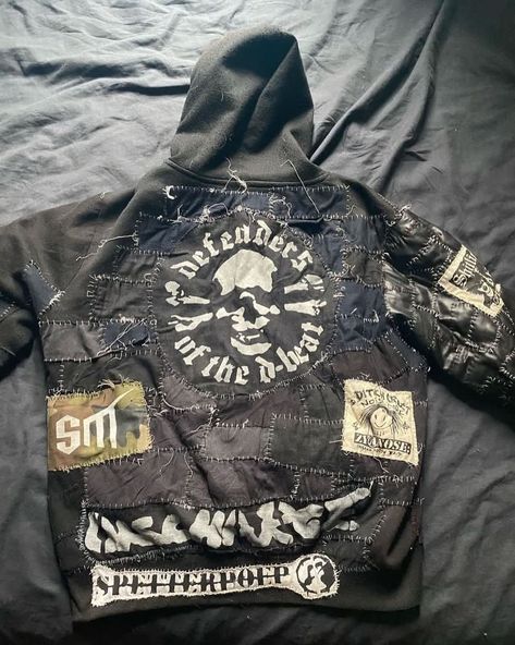 Crust Punk Hoodie, Crust Punk Jacket, Crust Hoodie, Crust Punk Fashion, Diy Patches Punk, Back Patches For Jackets, Punk Hoodie, Punk Fashion Diy, Punk Style Outfits