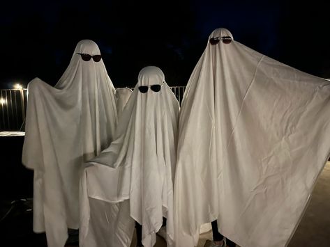 Bed Sheet Ghost Costume, Sheet Costume, Ghost Clothes, Sheet Ghosts, Ghost Outfit, Bestie Ideas, Ghost Aesthetic, Bff Stuff, Friend Group Pictures