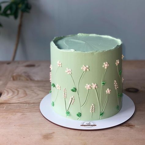 Light Green Cake With Flowers, Green Flower Cake Aesthetic, Green Theme Birthday Cake, Green Cake With Flowers, Simple Green Cake, Green Theme Cake, Green Buttercream Cake, Pastel Green Cake, Green Cake Ideas