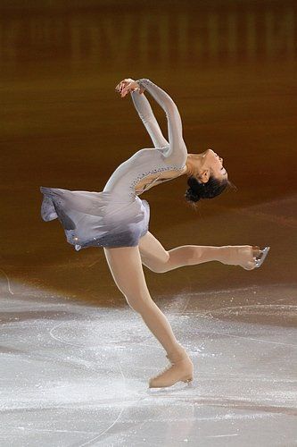 Yu Na Kim performing a layback spin. Trendy Baby Shoes, Kim Yuna, Ice Skating Dresses, Human Reference, Ice Dance, Ice Princess, Human Poses Reference, Figure Poses, Maria Sharapova