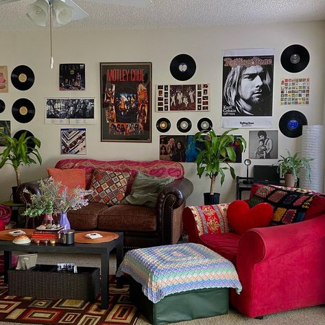 Cute Funky Apartment, Artsy Aesthetic Apartment, Living Room Decor Artsy, Orange And Maroon Living Room Decor, Funky Retro Apartment, Quirky Retro Decor, Music Aesthetic Apartment, Eclectic Bedroom Color Schemes, Dark Eclectic Apartment