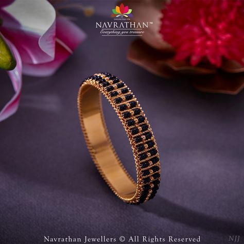 Indian Bangles Gold Design, Black Bangles, Tandoori Recipes, Black Ornaments, Heavy Jewellery, Mughal Jewelry, Temple Jewellery Earrings, Black Bangle, Gold Bangles For Women