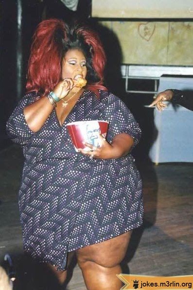 O. M. Z. Where do I begin??  The HAIR.  The DRESS.  And a WHOLE bucket of FRIED chicken isn't helping that figure!! Black Stereotypes, Zooey Deschanel, Funny As Hell, Black People, Red Hair, Just In Case, Tshirt Dress, Black Women, Funny Pictures