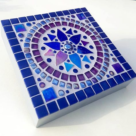 Instagram Mosaic, Mosaic Mandala, Mosaic Coasters, Mosaic Furniture, Mosaic Tables, Mosaic Art Diy, Mosaic Pots, Ornament Wall, Mosaic Art Projects