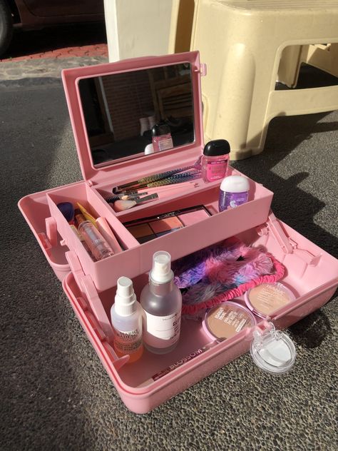 Makeup Caboodle Organization, Caboodle Aesthetic, Makeup Box Aesthetic, Makeup Collection Aesthetic, Caboodles Organization, Caboodles Makeup Cases, Makeup Caboodle, Collection Aesthetic, The Carrie Diaries