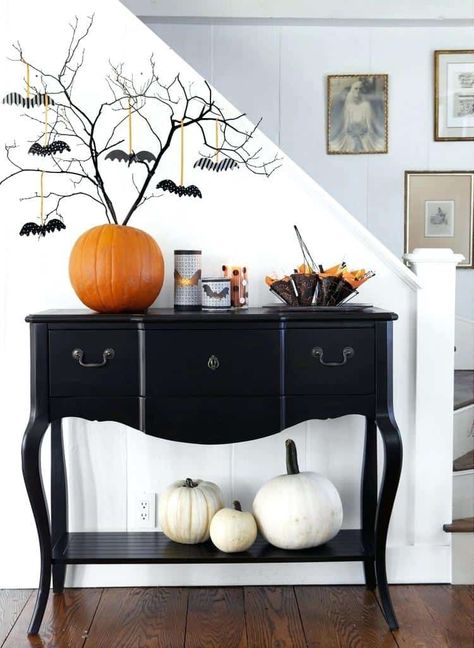 Halloween Entry Table Decor, Halloween Entry Table, Décoration Table Halloween, Halloween Entryway, Halloween Chic, Table Halloween, No Carve Pumpkin Decorating, Entry Table Decor, Dining Room Table Centerpieces