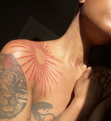 Tattoo Sonne, Black Girls With Tattoos, Tattoos For Black Skin, Red Ink Tattoos, Pretty Tattoos For Women, Red Tattoos, Shoulder Tattoos For Women, Stylist Tattoos, Classy Tattoos