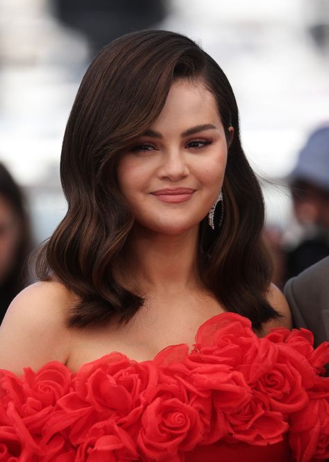 61 Mid-Length Haircuts That Are Anything But Awkward null Selena Gomez Haircut, Shoulder Length Hairstyles, Hair Myth, Midlength Haircuts, Fresh Hair, Hair Stylies, Trending Haircuts, Mid Length Hair, Winter Hairstyles