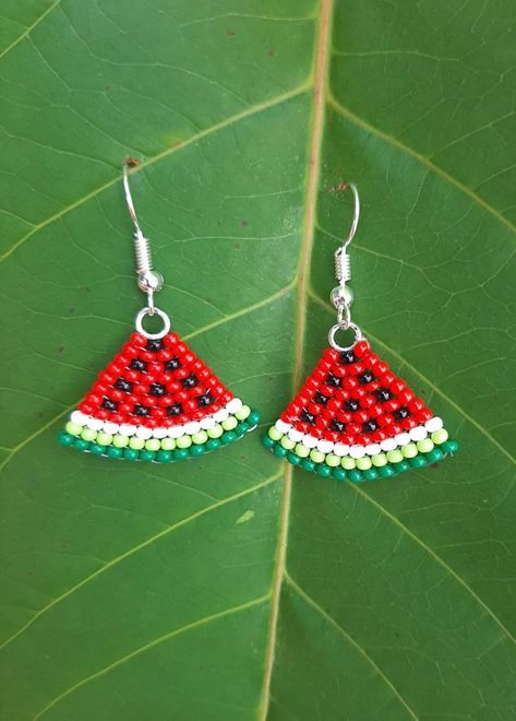 Beaded Watermelon Earrings, Watermelon Earrings, Anting Manik, Miyuki Beads Pattern, Diy Earrings Easy, Seed Bead Jewelry Patterns, Crochet Earrings Pattern, Beaded Earrings Diy, Bead Charms Diy